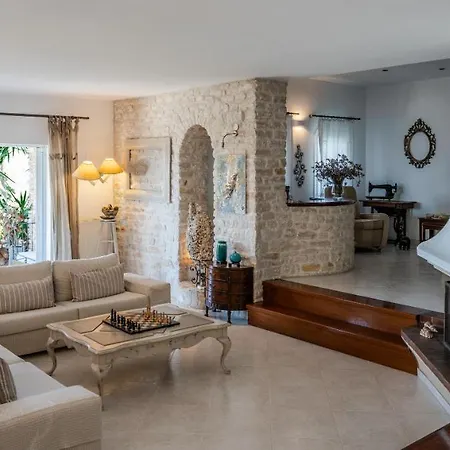 Haritomeni Parikia (Paros)