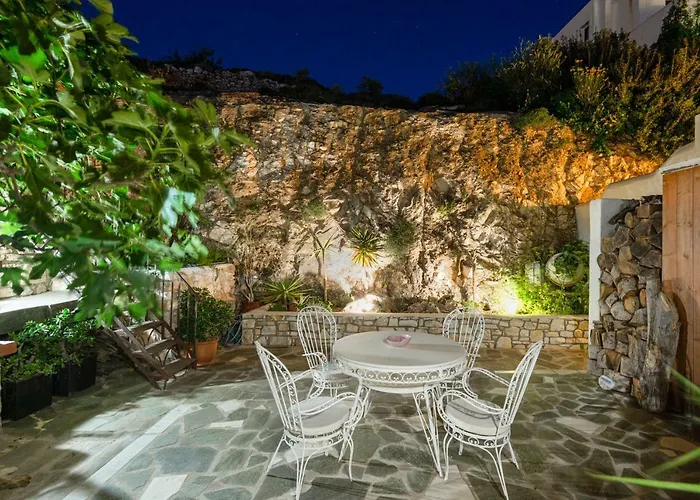 Haritomeni Parikia (Paros)